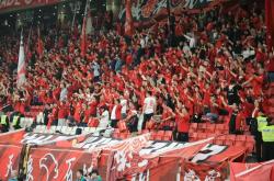 爱游戏在线-足球场上的激情对决令人屏息