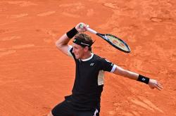 爱游戏登录-球场上激烈战斗：东亚球队再次上演精彩