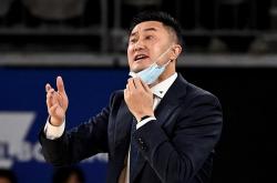 爱游戏体育直播-包含凭借一波上海队，CBA季后赛成功爆冷，现场教练席炸锅的词条