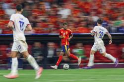 爱游戏体育直播-西班牙队提前退出国际锦标赛(西班牙队提前退出国际锦标赛的原因)