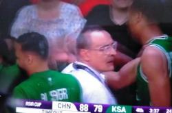 爱游戏-沙特阿拉伯球队在比赛中压倒对手