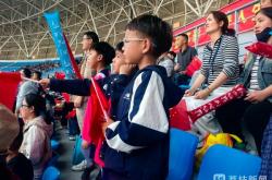 爱游戏亚洲官网-比赛现场气氛火热，观众热情高涨