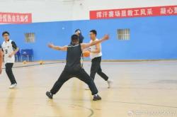 爱游戏登录-战斗在赛场蔓延热潮，球员情绪高涨精神抖擞！