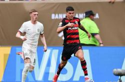 爱游戏官网-包含切尔西中场状态下滑，战术调整引发热议的词条