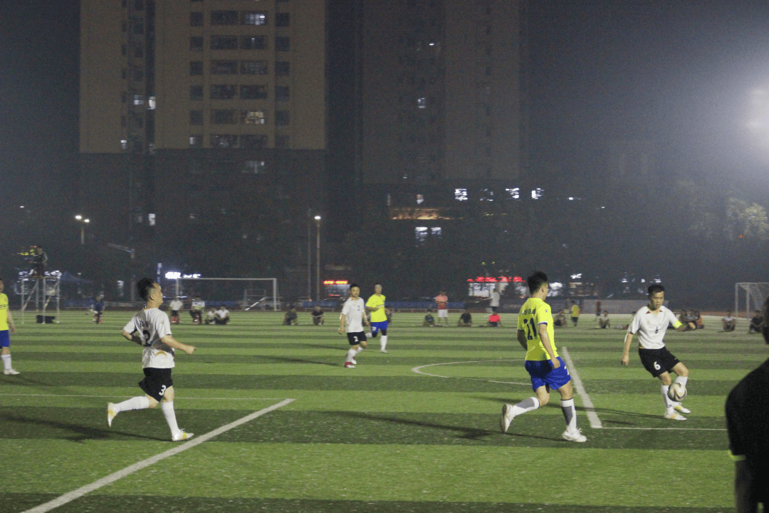 比赛现场氛围火爆,球员斗志昂扬!的简单介绍 比赛现场氛围火爆,球员斗志昂扬!的简单介绍