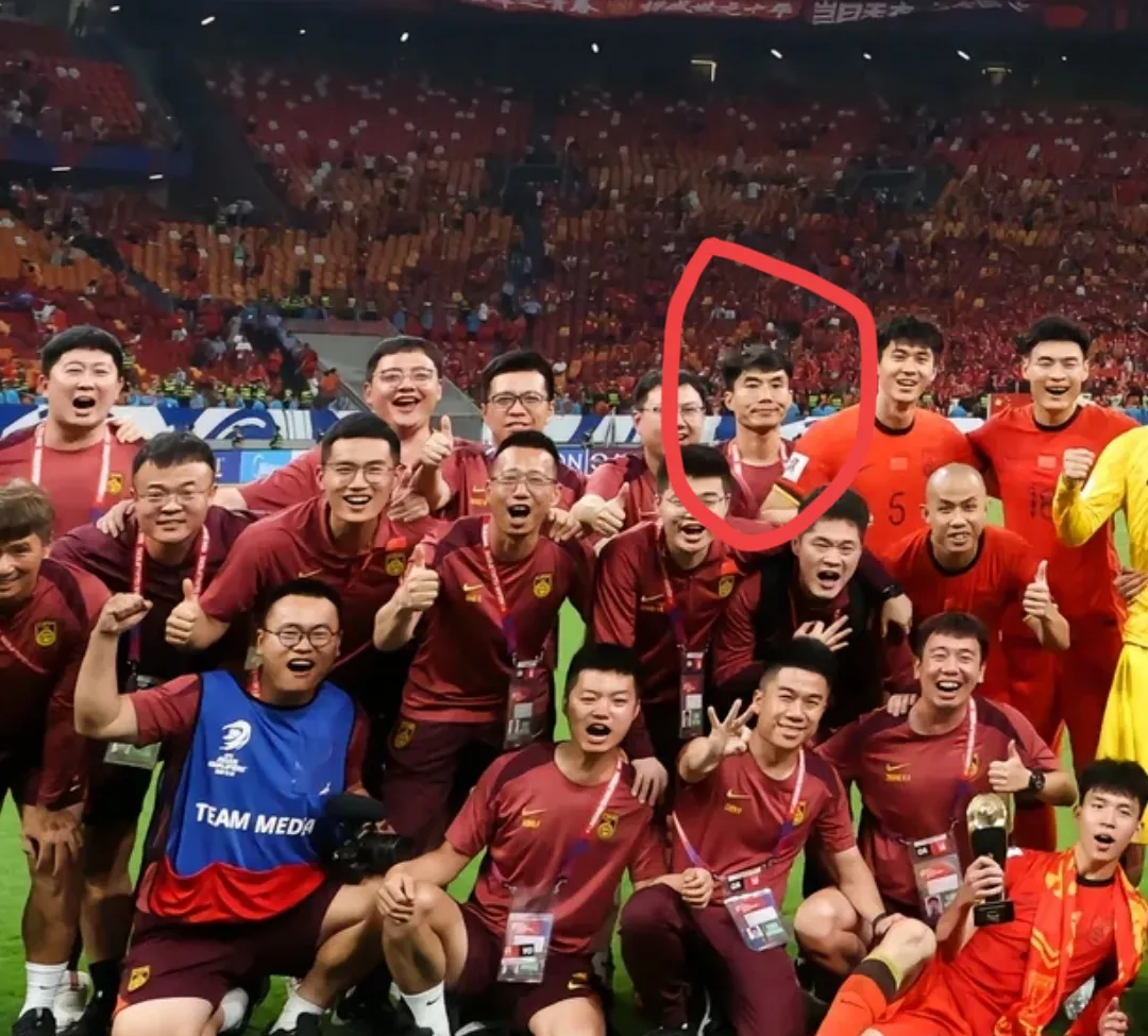 包含热门足球赛事再度引爆观众狂热双方对决势均力敌的词条 包含热门足球赛事再度引爆观众狂热双方对决势均力敌的词条