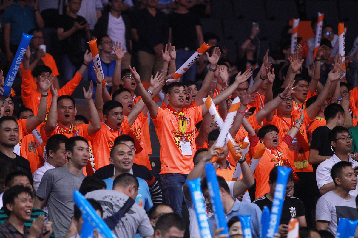 精彩对决中球队凭借团队默契成功夺冠 精彩对决中球队凭借团队默契成功夺冠