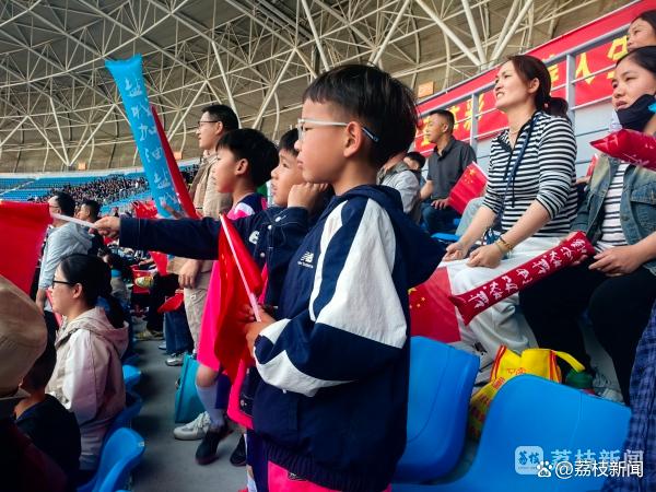 比赛现场气氛火热，观众热情高涨