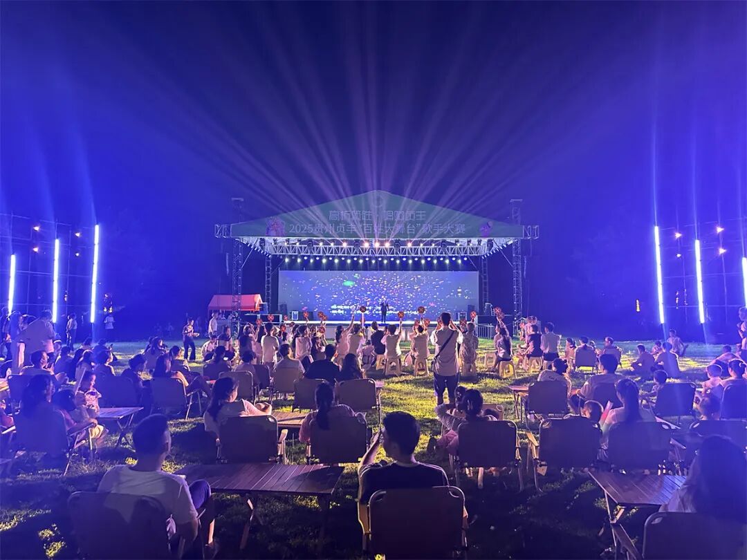 比赛现场气氛火热，观众热情高涨