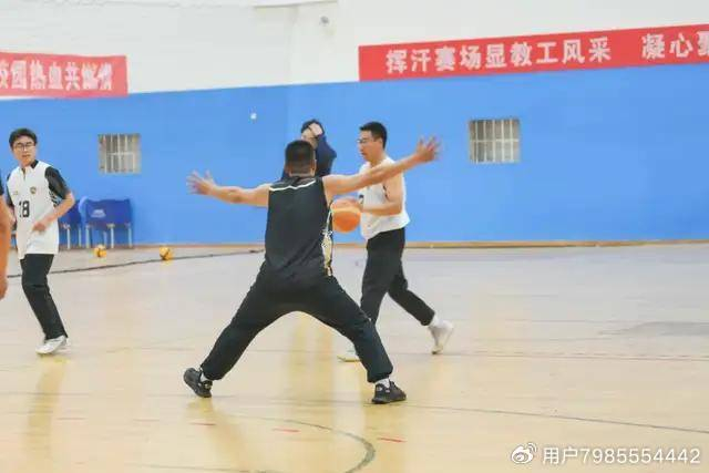 战斗在赛场蔓延热潮，球员情绪高涨精神抖擞！