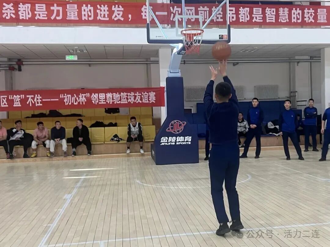 战斗在赛场蔓延热潮，球员情绪高涨精神抖擞！