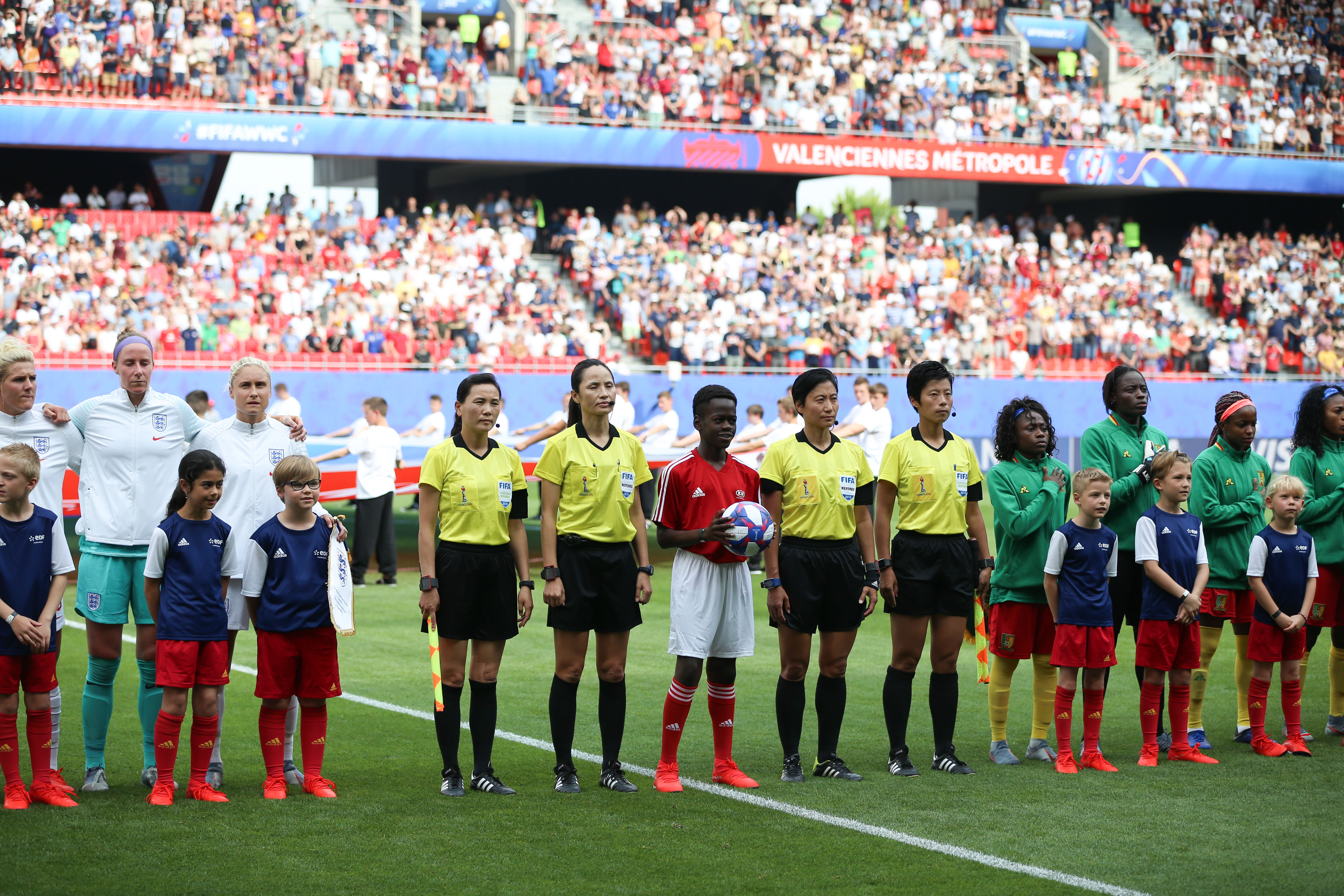 瓦朗谢纳球员全力以赴，全队奋战取胜的简单介绍