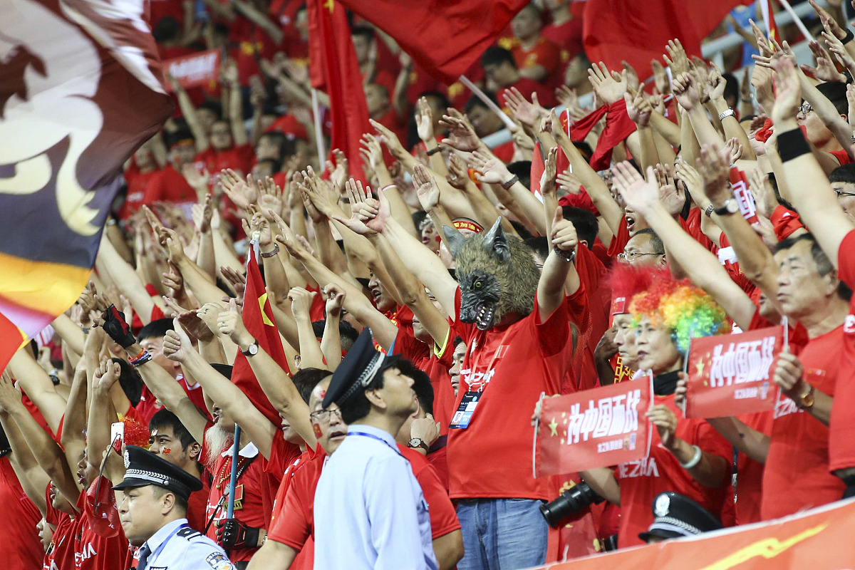 精彩的比赛让球迷热血沸腾，心情澎湃的简单介绍