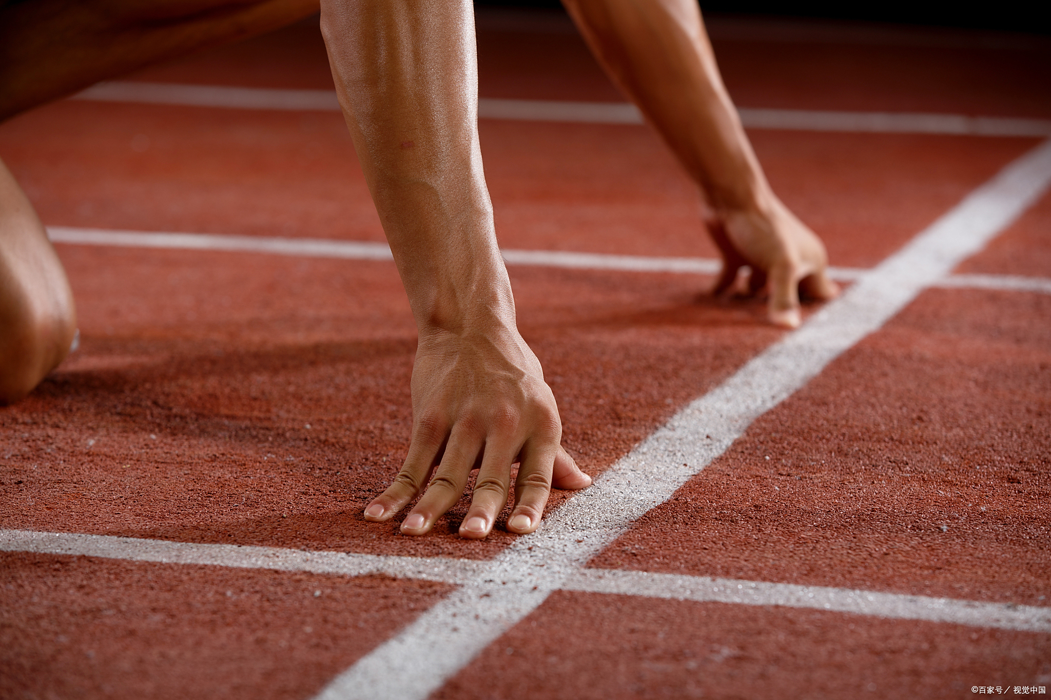 运动员们激情拼搏，为了梦想奋力冲刺的简单介绍